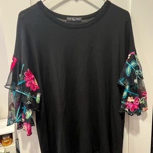 Floral embroidered basic tee